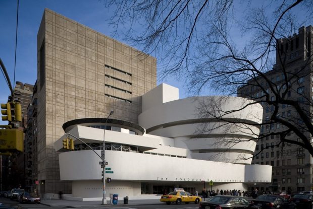 Bảo tàng Solomon R. Guggenheim là dự án cuối cùng được thiết kế và xây dựng bởi Frank Lloyd Wright có kiến trúc mái vòm độc đáo